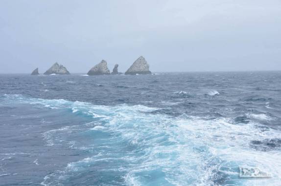Deixando para trás os rochedos de Shag Rocks, entre Falkland e Geórgia do Sul